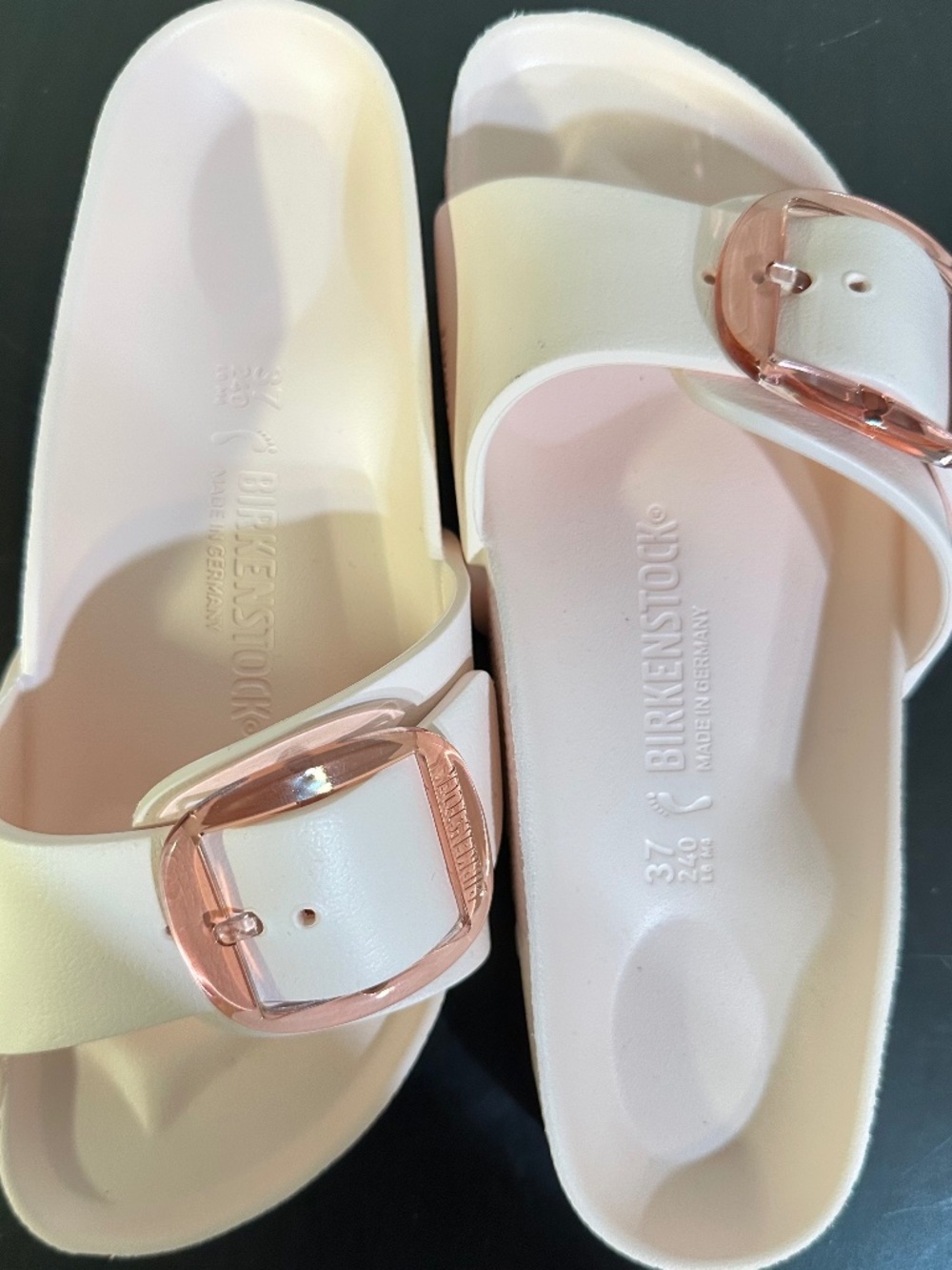 This is a new and modern interpretation of the BIRKENSTOCK classic Madrid. This